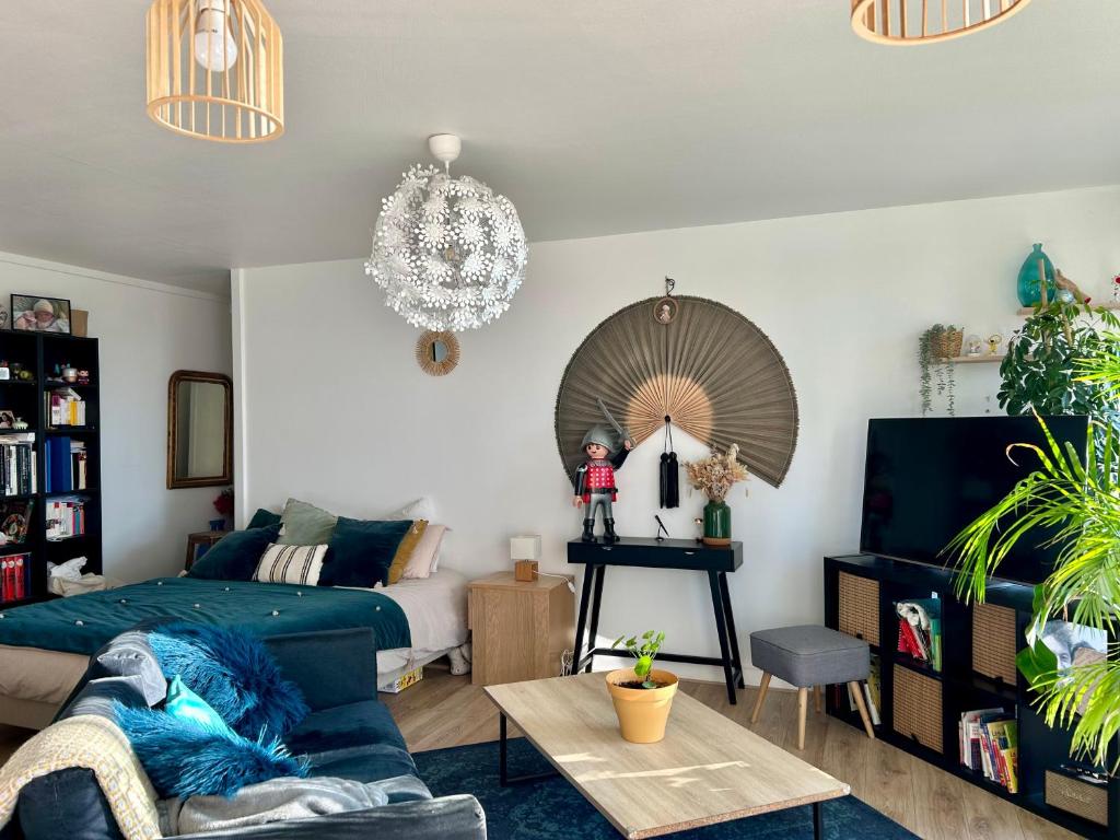 Televízia a/alebo spoločenská miestnosť v ubytovaní Appartement 24H du Mans