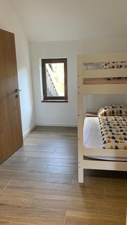 En eller flere senger på et rom på Apartman Veverko
