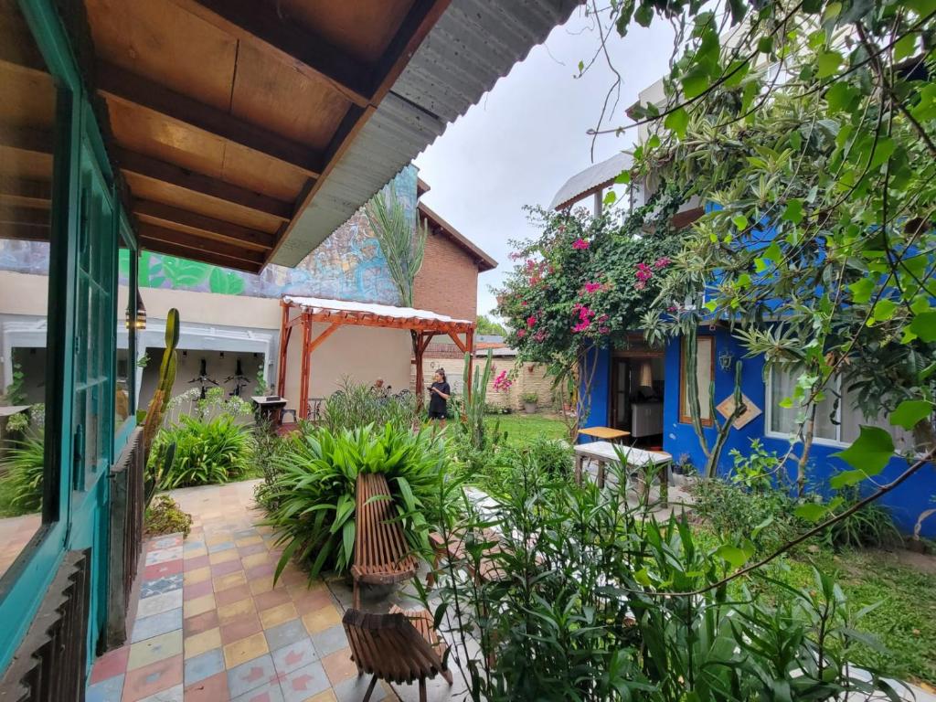 a courtyard of a house with benches and plants at Popurrí, cálido hogar III in Tigre