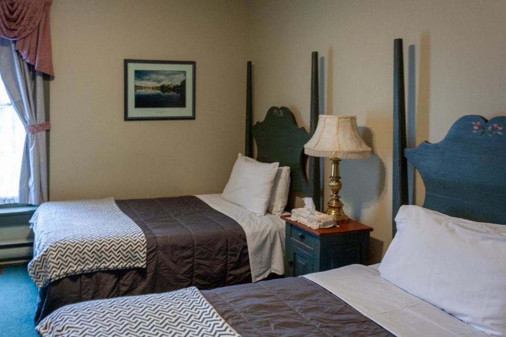 Postel nebo postele na pokoji v ubytování Auberge Lakeview Inn