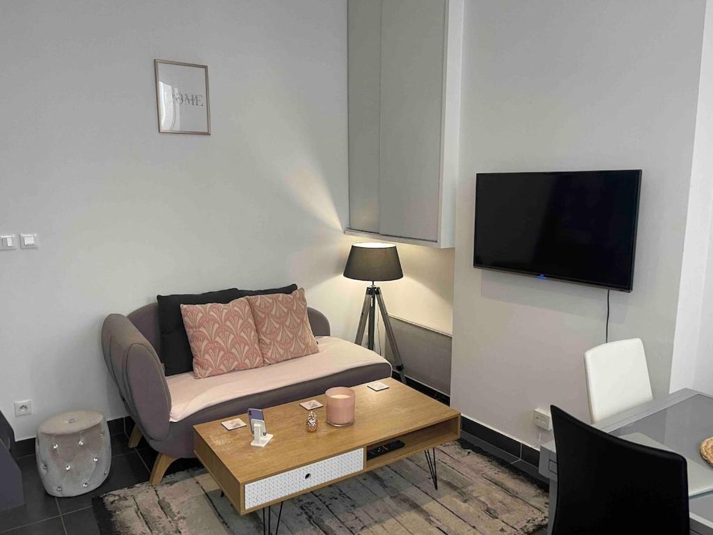 un salon avec un canapé et une table basse dans l'établissement Le Masséna d'Or, Calme, Métro, et Parc Tête D'or, à Lyon