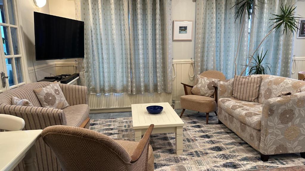 TV a/nebo společenská místnost v ubytování Teach Cruachan Large-Group Holiday Home
