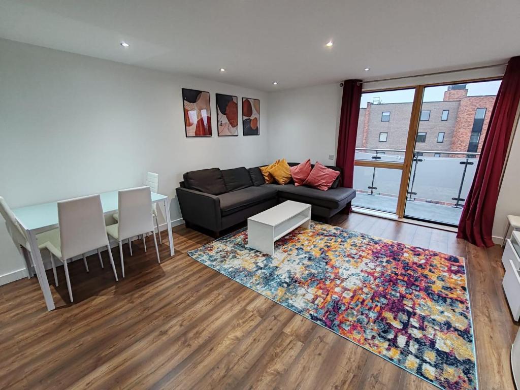Hotel London Apartment with Wembley view, a living room with a couch and a table at London Apartment with Wembley view in London