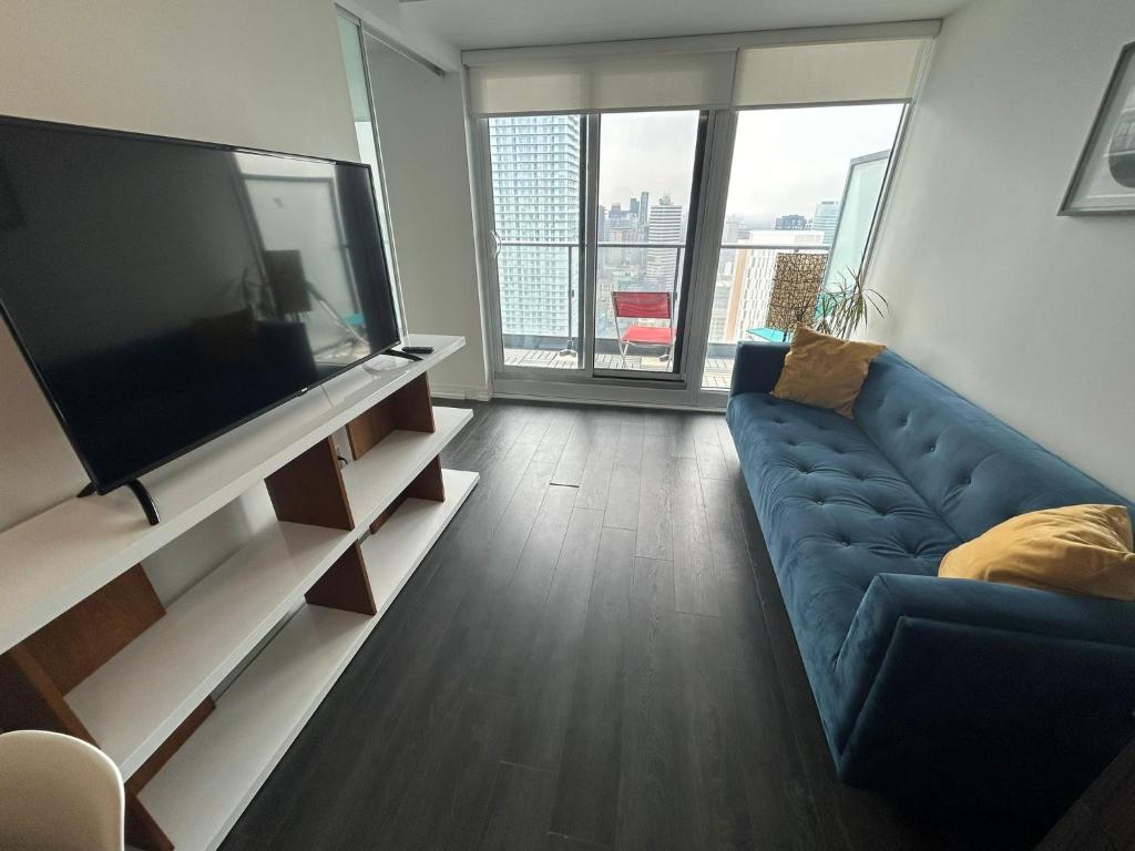 Et tv og/eller underholdning på Cozy 2 Bedroom by Eaton Centre Mall