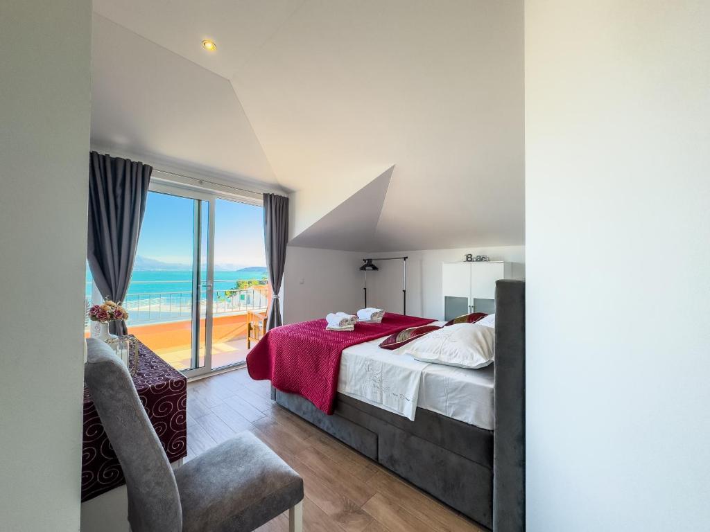 a bedroom with a bed and a view of the ocean at Regina del Mare in Slatine