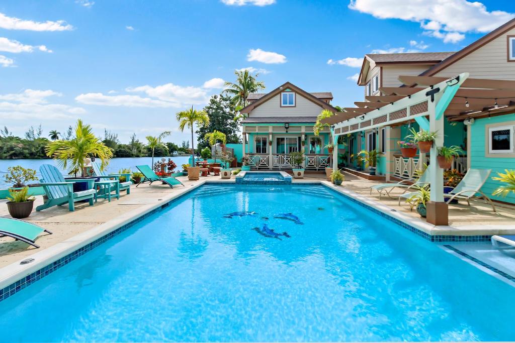 una piscina davanti a una casa di NEW LUXE Caribbean Cottage in THE BAHAMAS with Canal Access! a Nassau