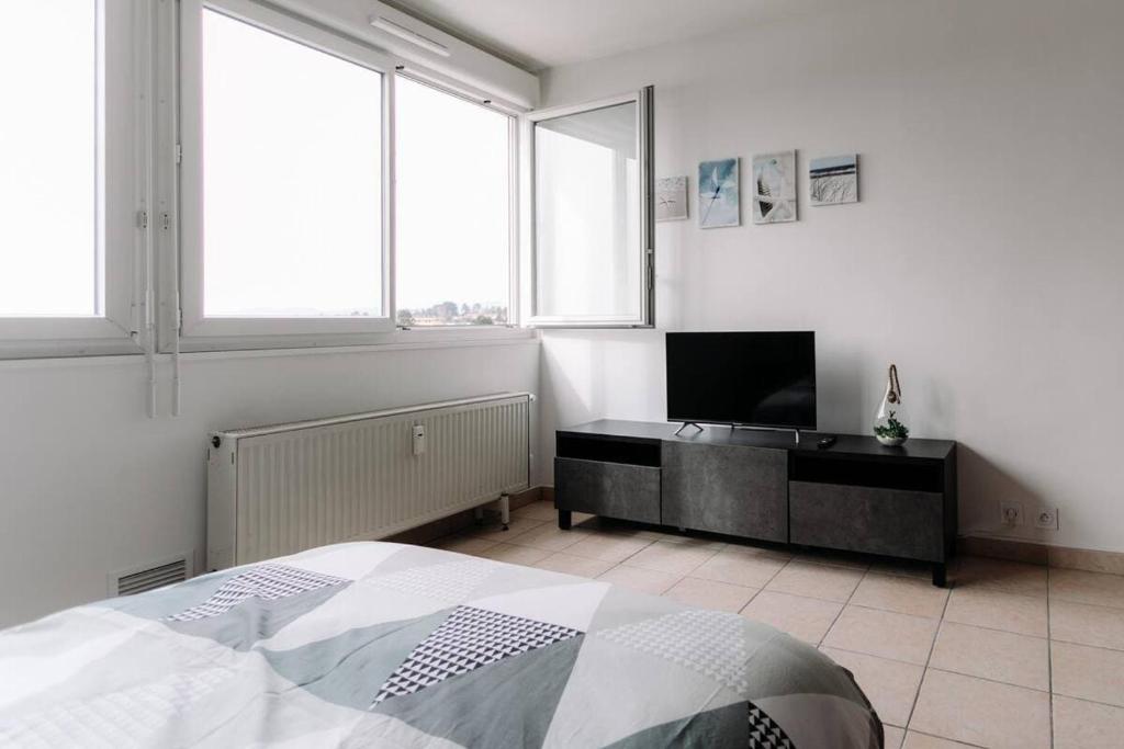 Postel nebo postele na pokoji v ubytování Le Nid Dardilly, Studio confort, calme, parking, Idéal pro