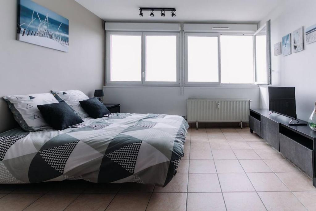 Postel nebo postele na pokoji v ubytování Le Nid Dardilly, Studio confort, calme, parking, Idéal pro