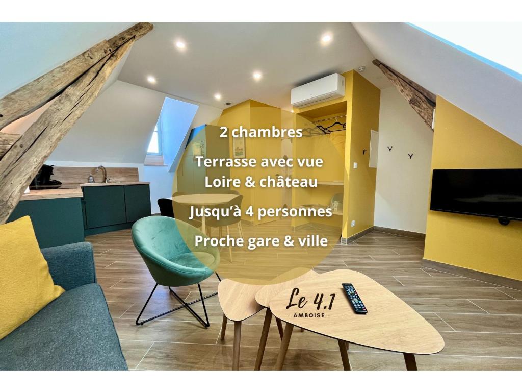 un salon avec un canapé et une table dans l'établissement T3 climatisé face Loire et château l'appart du 4-1, à Amboise