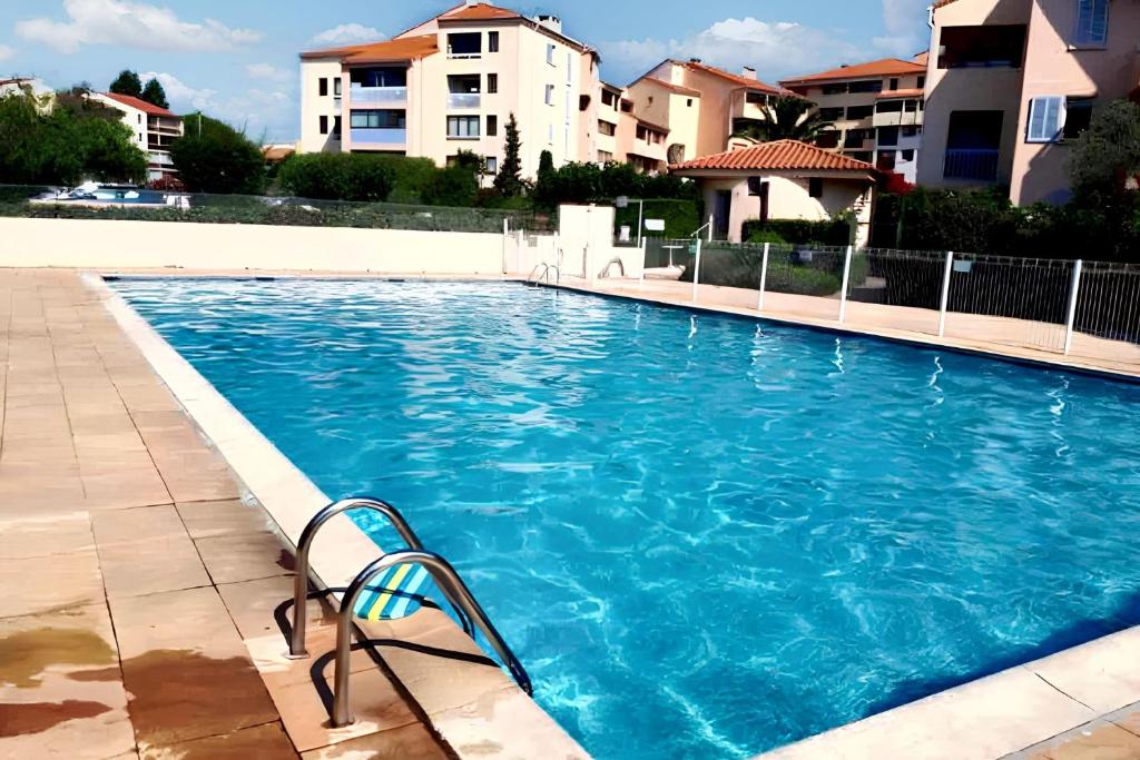 Πισίνα στο ή κοντά στο Studio charmant à Fréjus avec piscine commune - 30 m²
