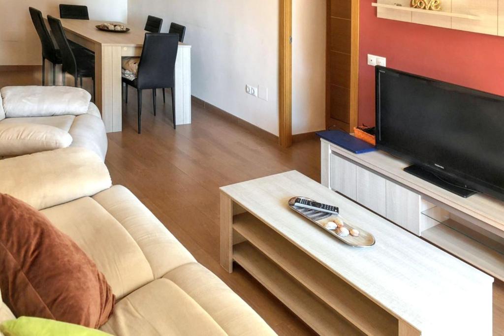 Televízia a/alebo spoločenská miestnosť v ubytovaní Cozy apartment with balcony in Málaga 81 m²