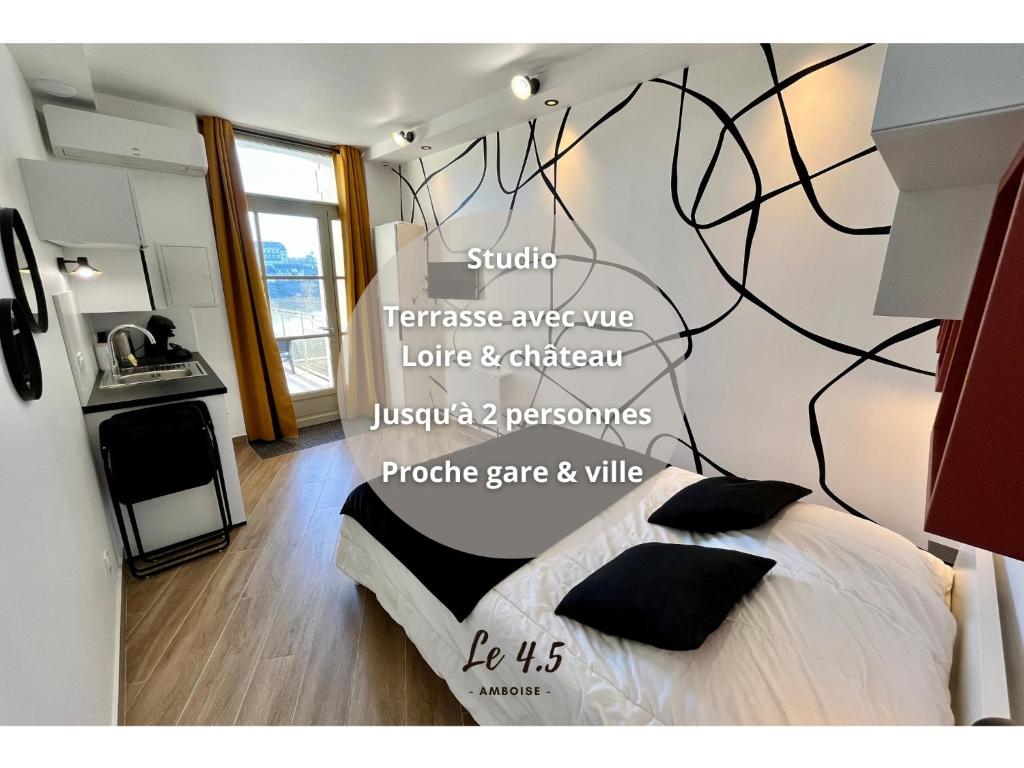 - une chambre avec un lit et un mur avec des mots dans l'établissement Studio climatisé face Loire et château le 4-5, à Amboise