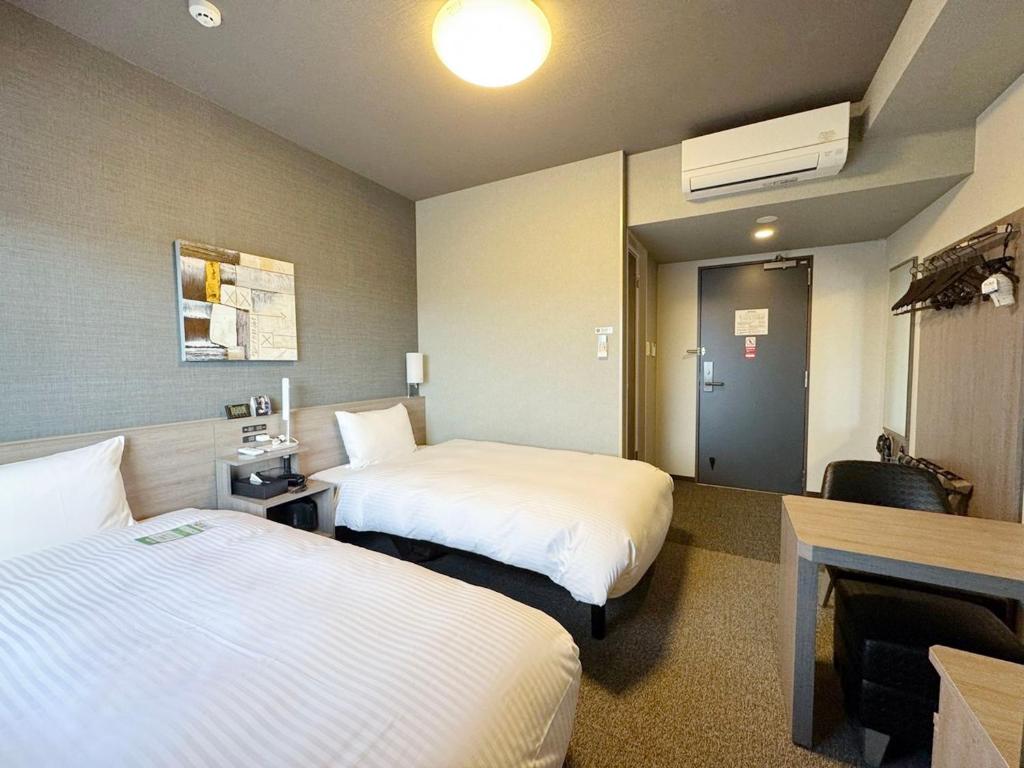 Postel nebo postele na pokoji v ubytování Hotel Route Inn Ginan -Kokudo 21 Gou-