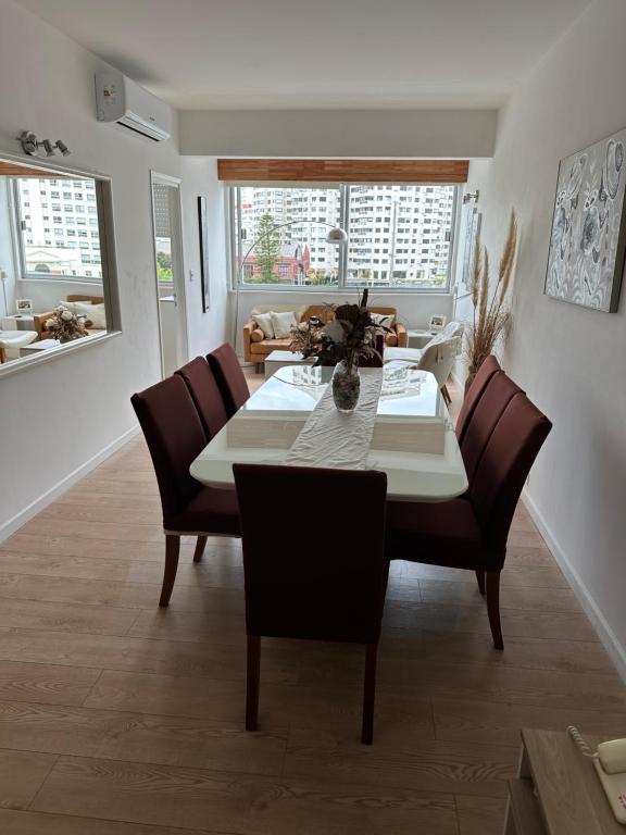 une salle à manger avec une table et des chaises dans l'établissement Enfrente al mar Servicio de playa Limpieza diaria Estacionamiento Sábanas y toallas Gimnasio Recepción 24 hs A pasos del puerto y Gorlero, à Punta del Este