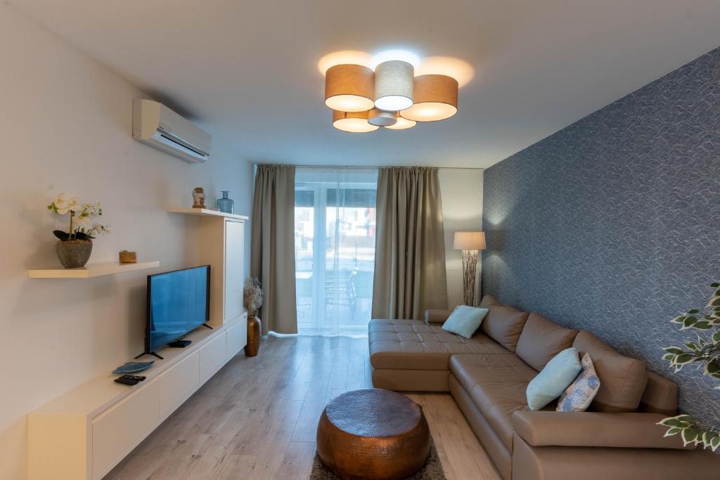 Televisyen dan/atau pusat hiburan di Lakeside Garden Apartment