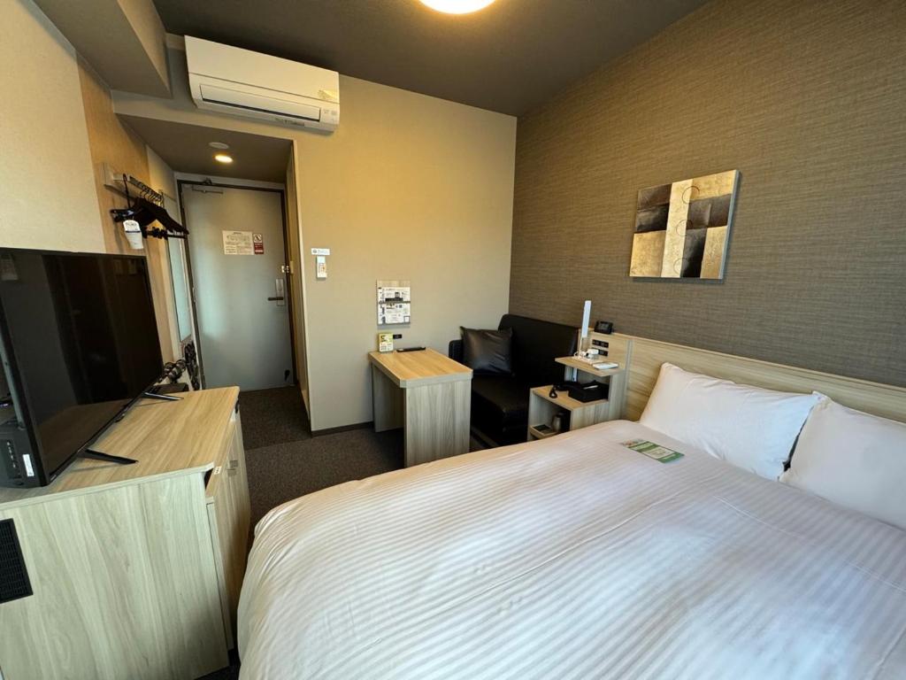 Postel nebo postele na pokoji v ubytování Hotel Route Inn Ginan -Kokudo 21 Gou-