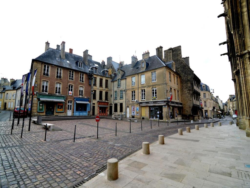 バイユーにあるApartment in Bayeux near D-Day Beachesの建物が立ち並ぶ街の石畳の道