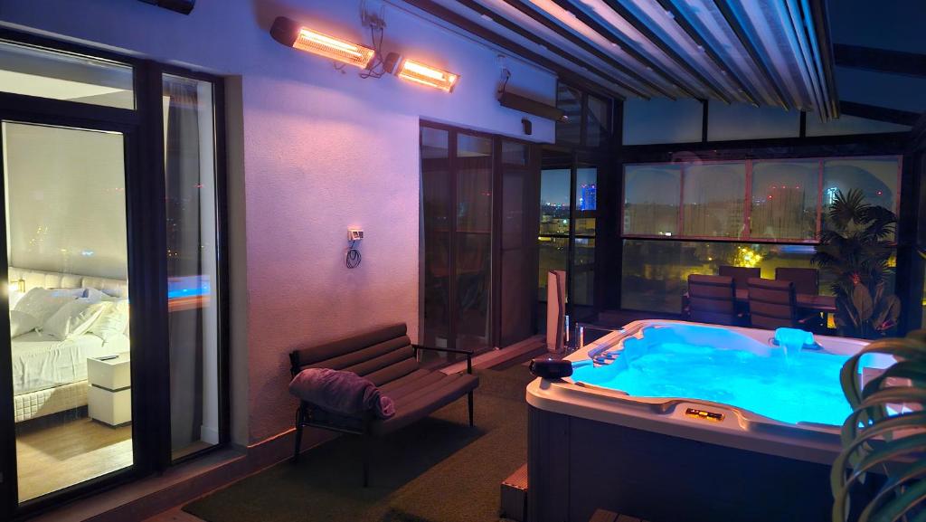 Crown Penthouse - Luxurious, Spa & Vista , by Uni88 ApartHotel - Resim 26