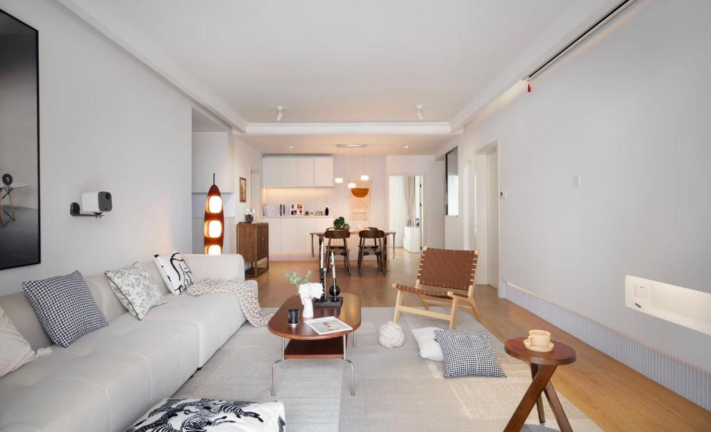 Gallery image of Eastern Hub - Bund Branch 3-Bedroom Near Yuyuan Garden, Nanjing Road with Shanghai Tower Views, Near Subway in Shanghai