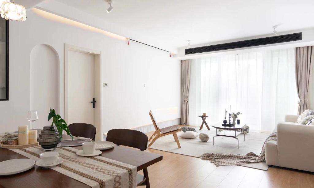 Gallery image of Eastern Hub - Bund Branch 3-Bedroom Near Yuyuan Garden, Nanjing Road with Shanghai Tower Views, Near Subway in Shanghai