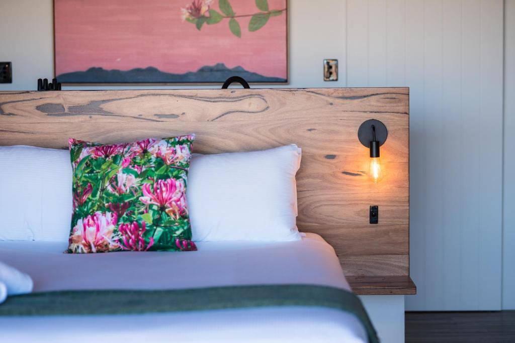 Postel nebo postele na pokoji v ubytování The Beltree Wine Country Glamping