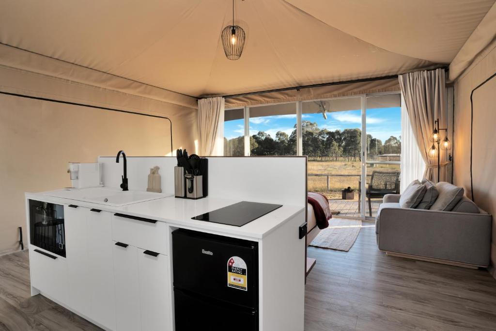 Kuchyň nebo kuchyňský kout v ubytování The Beltree Wine Country Glamping