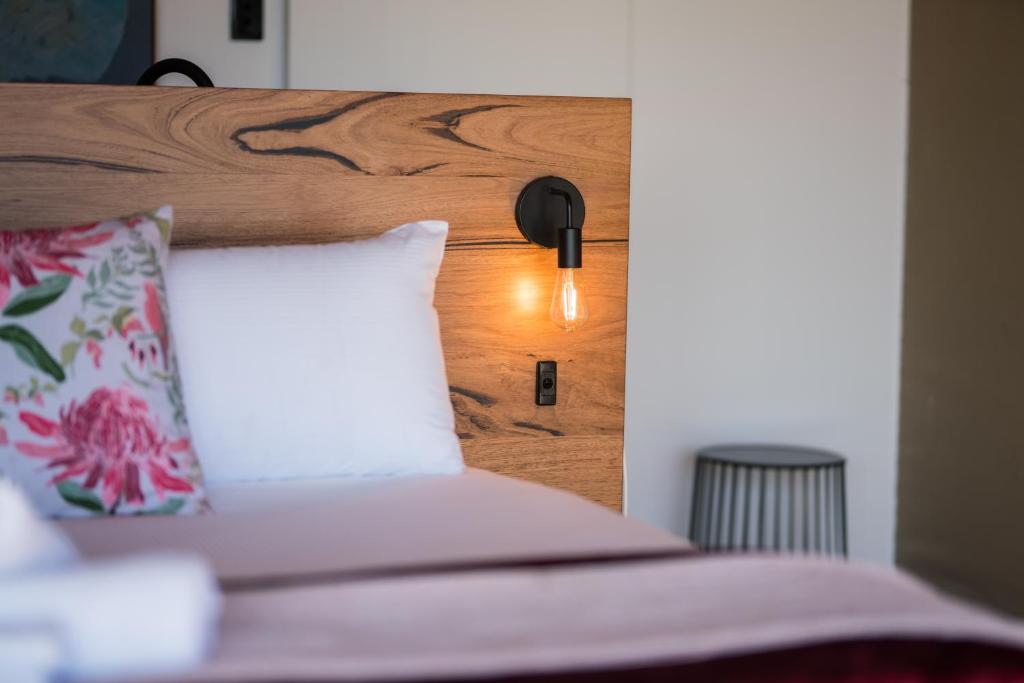 Postel nebo postele na pokoji v ubytování The Beltree Wine Country Glamping