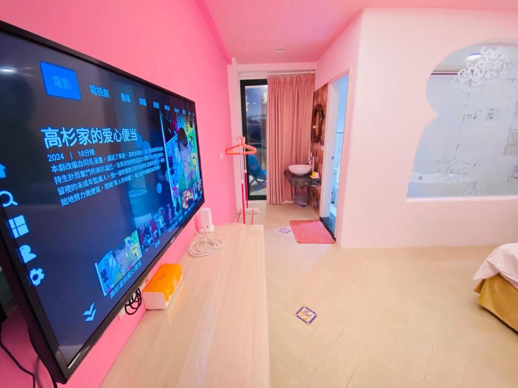 TV a/nebo společenská místnost v ubytování 墾丁船帆石海景五臥室 包棟villa IG Kenting Timehouse beach villa I電動麻將I k歌l德州撲克桌遊I廚房I步行沙灘三分鐘 Line ID 搜kenting-timehouse預訂