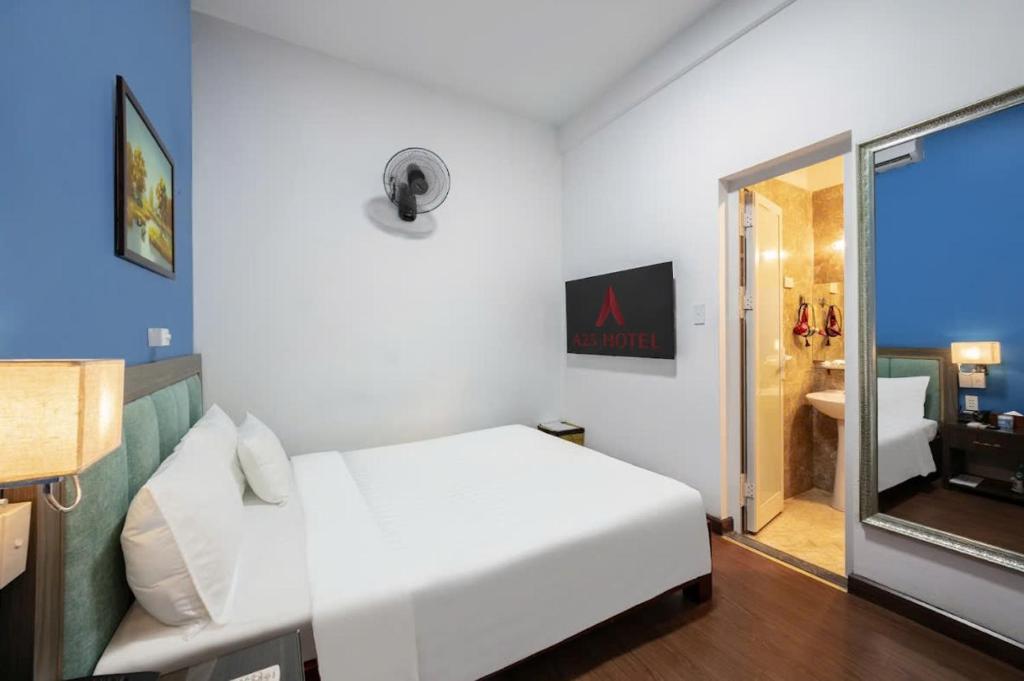 Postel nebo postele na pokoji v ubytování A25 Hotel - Hoàng Quốc Việt