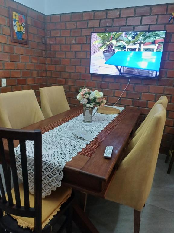 TV a/nebo společenská místnost v ubytování Aconchegante chalé completo