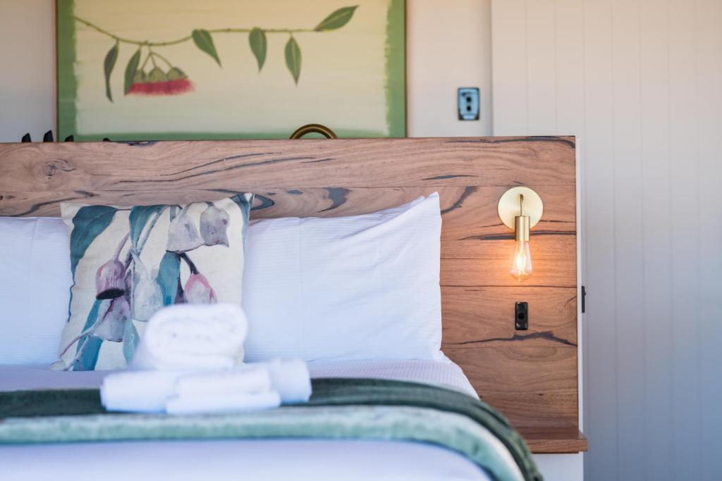 Postel nebo postele na pokoji v ubytování The Beltree Wine Country Glamping