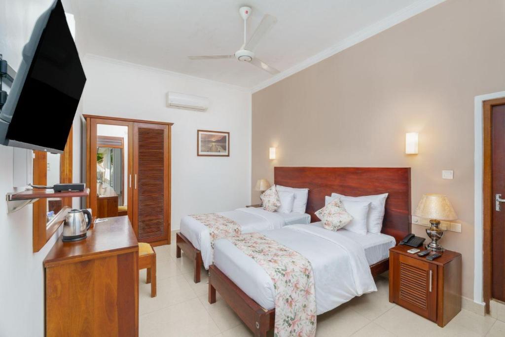 Postel nebo postele na pokoji v ubytování Hotel Travellers Nest Kandy