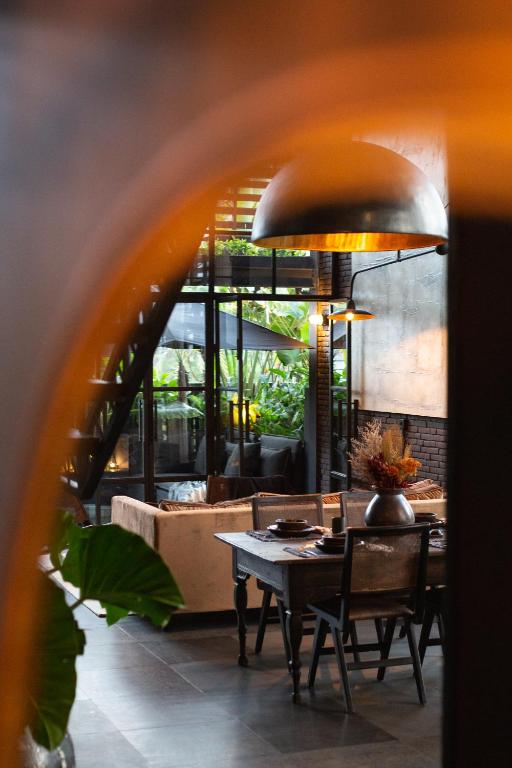 Posezení v ubytování The Bohemian Bali, a Member of Design Hotels