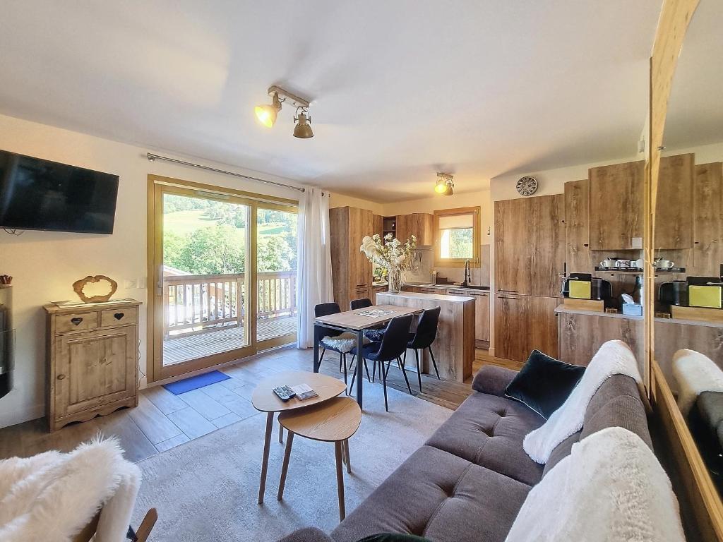 un salon avec un canapé et une table dans l'établissement Appartement standing à Combloux avec balcon et parking - FR-1-560-156, à Combloux