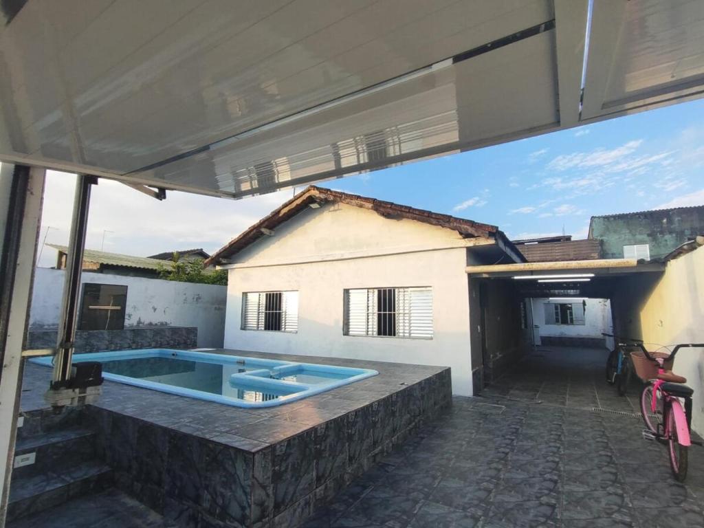 une piscine au milieu d'un immeuble dans l'établissement mongaguá house 1 km, à Mongaguá