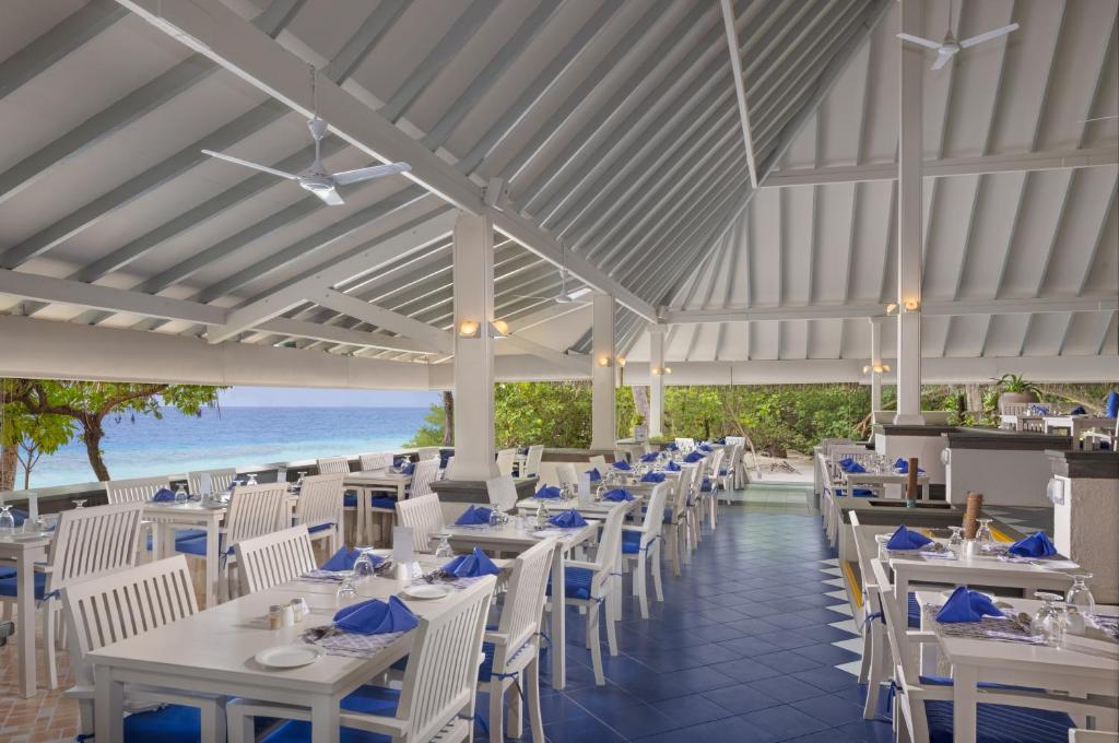 Restaurace v ubytování Adaaran Club Rannalhi - All Inclusive - 45 Minutes away from Male by Speedboat