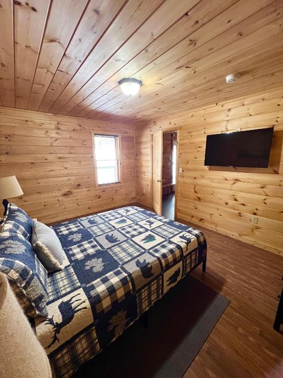 Postel nebo postele na pokoji v ubytování Firefly Fields 2-Acres With Guest House, Game Room, Mountain & River Views