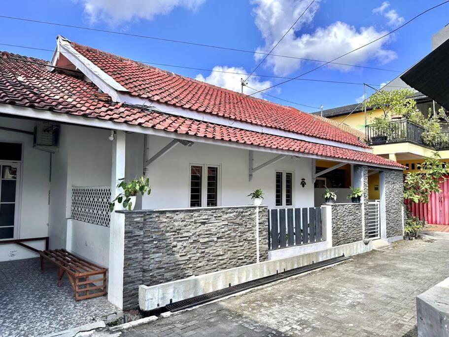 Το κτήριο όπου στεγάζεται  η παραθεριστική κατοικία