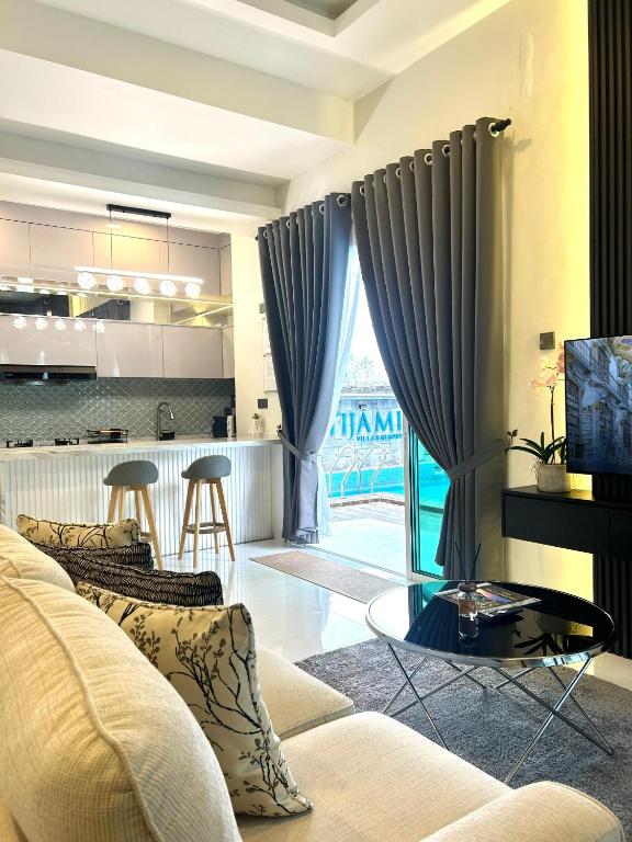 TV a/nebo společenská místnost v ubytování Tijami Villa & Resort