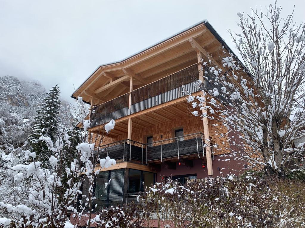 een gebouw op een heuvel met sneeuw erop bij Haus Valier Tiers in Tires
