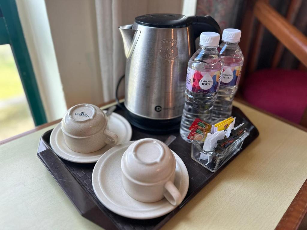 Příslušenství pro přípravu čaje a kávy v ubytování The Paramount Hotel Sibu