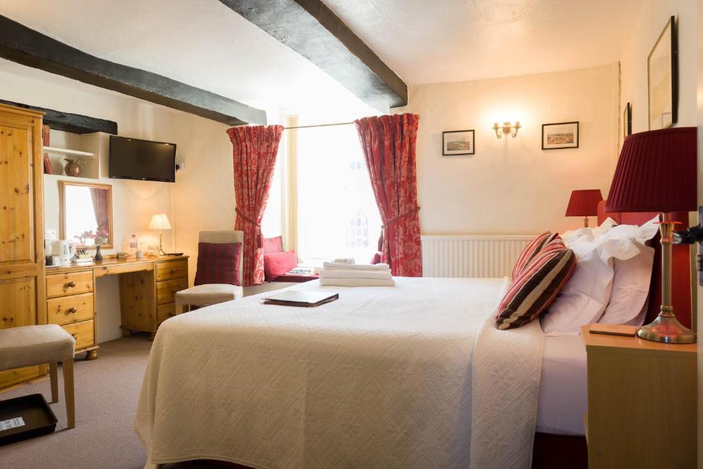 a bedroom with a large bed and a window at Willance House Guest House in Richmond