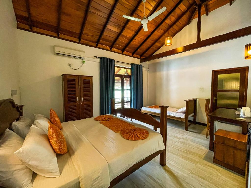 Postel nebo postele na pokoji v ubytování Heli's Villa Unawatuna