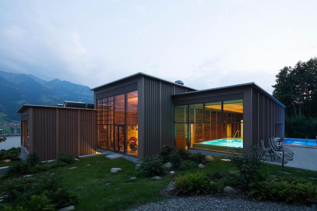 ein Haus mit Pool im Hinterhof in der Unterkunft Seehotel Wilerbad Spa & Seminar in Sarnen
