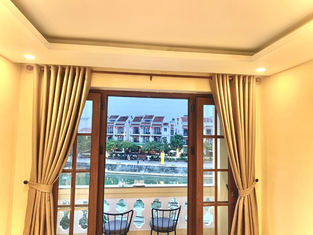 Výhled na řeku, která protéká v blízkosti hotelu