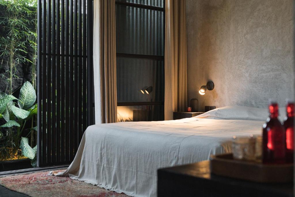 Postel nebo postele na pokoji v ubytování The Bohemian Bali, a Member of Design Hotels
