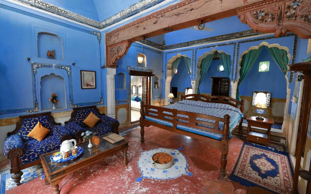 Postel nebo postele na pokoji v ubytování Hotel Mandawa Haveli