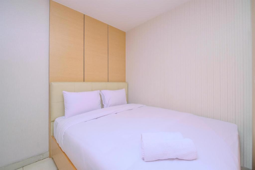 Un pat sau paturi într-o cameră la Best Deal 2BR Apartment at Cinere Bellevue Suites By Travelio