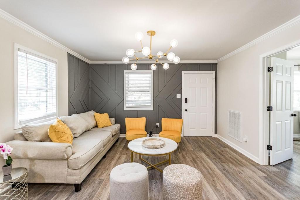 Posezení v ubytování Renovated house close to Dtown Durham w king bed