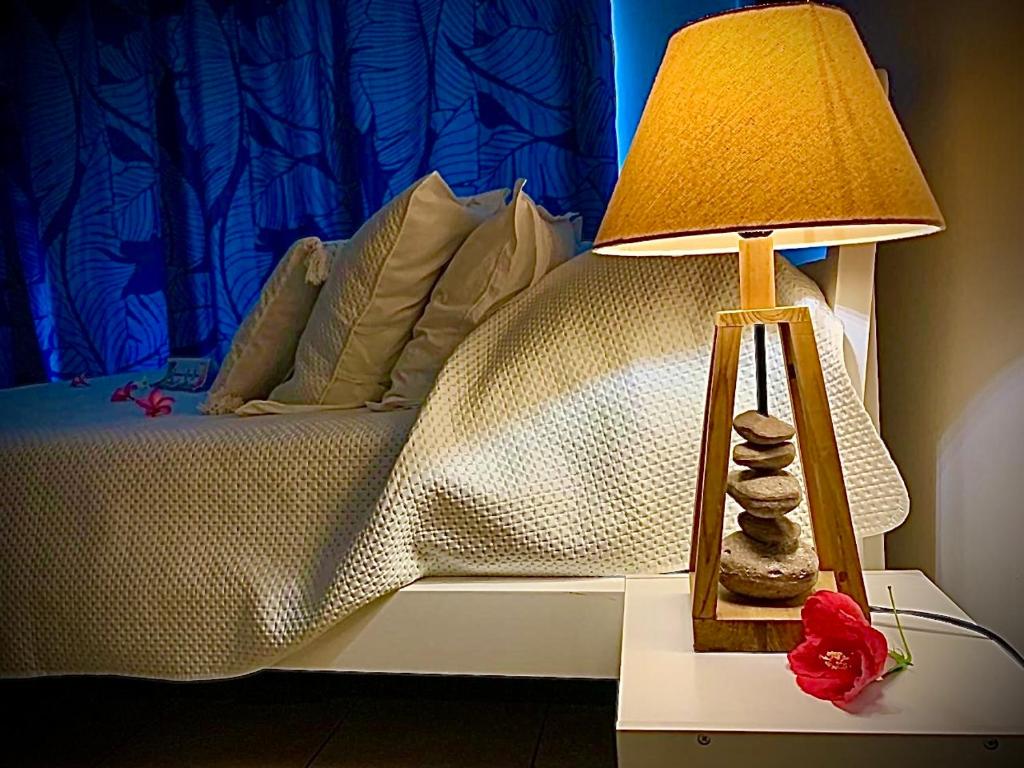 Postel nebo postele na pokoji v ubytování BLUE LAGOON - Terrace View & Beach Access - FREE WIFI PARKING - Bora Bora Dream - SPECIAL OFFER